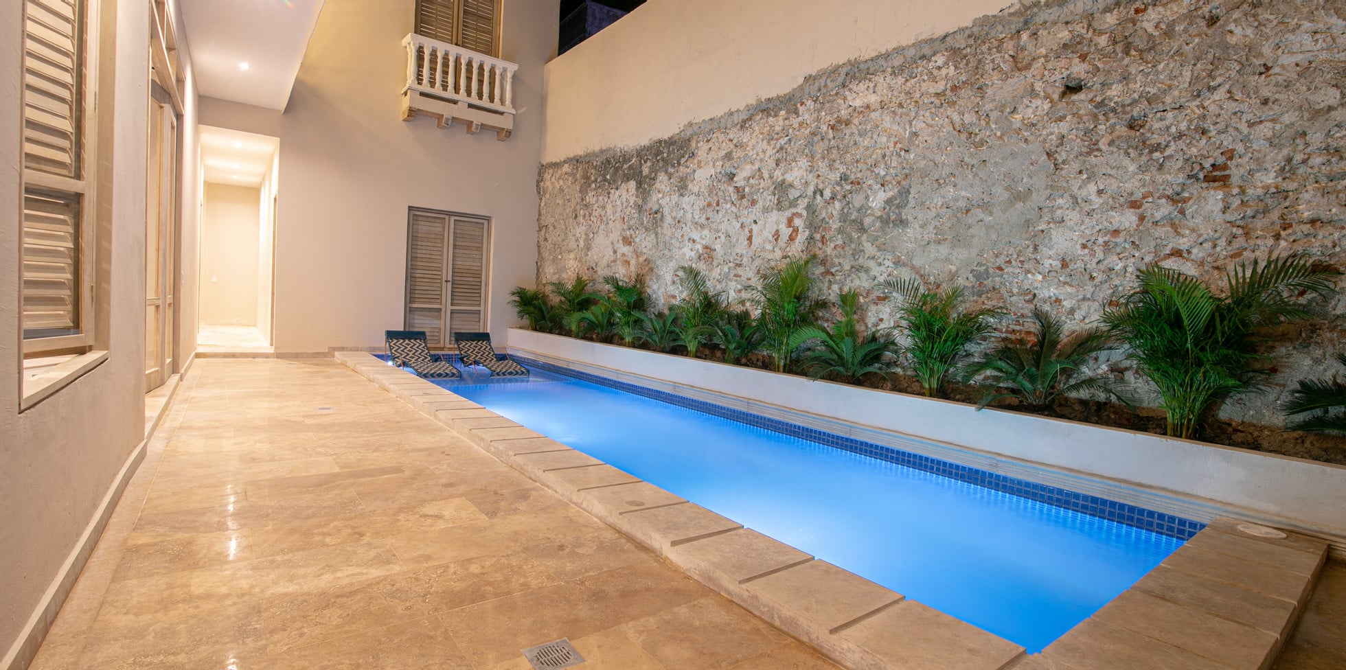 61c029_8fb7e3c3f3e14868916386817630f923_mv2