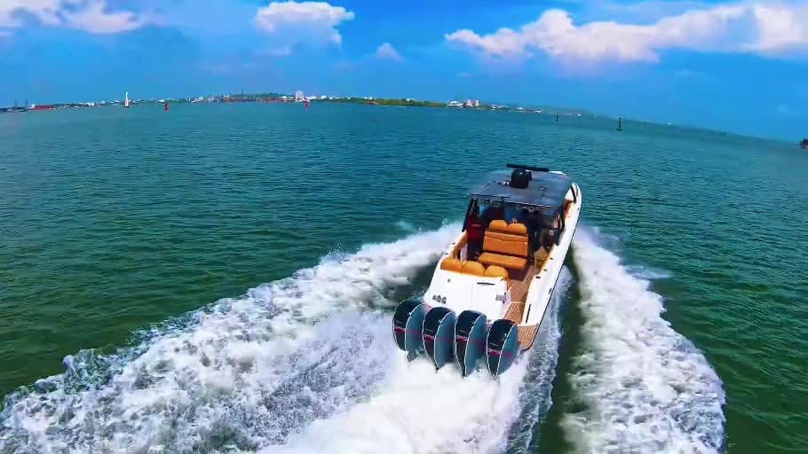 Luxury 44-ft speedboat in Cartagena
